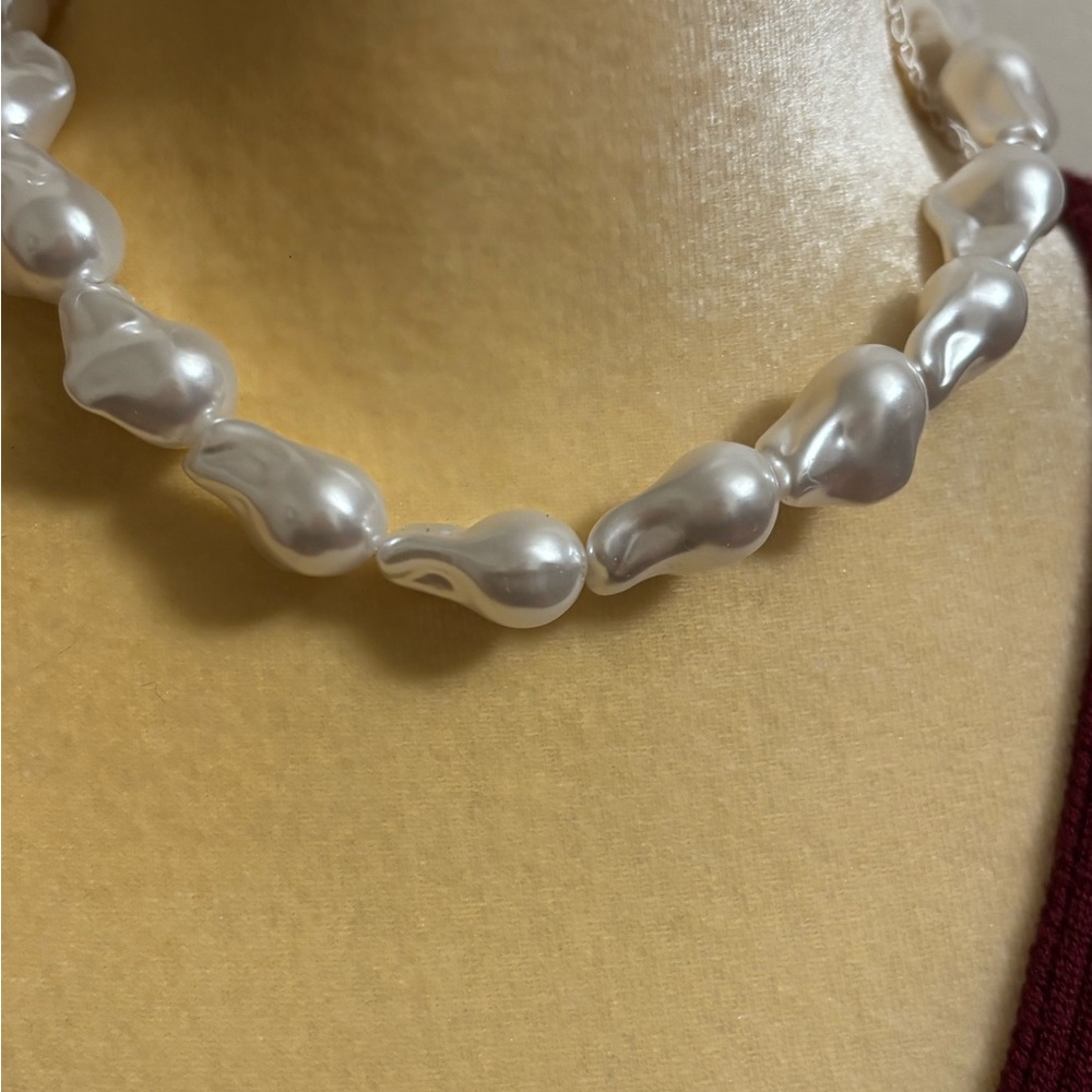 Elegant White Pearl Necklace - Picture 2 of 3